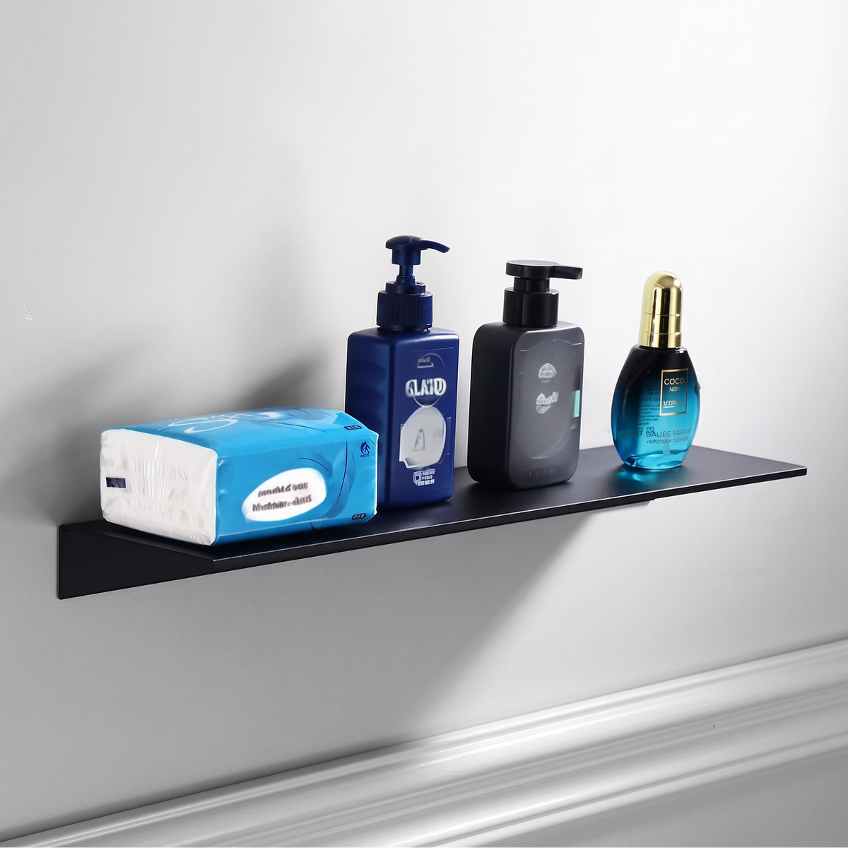Étagère murale salle de bain Milervo par Royaume de L'Étagère en aluminium noir laqué avec accessoires de toilette