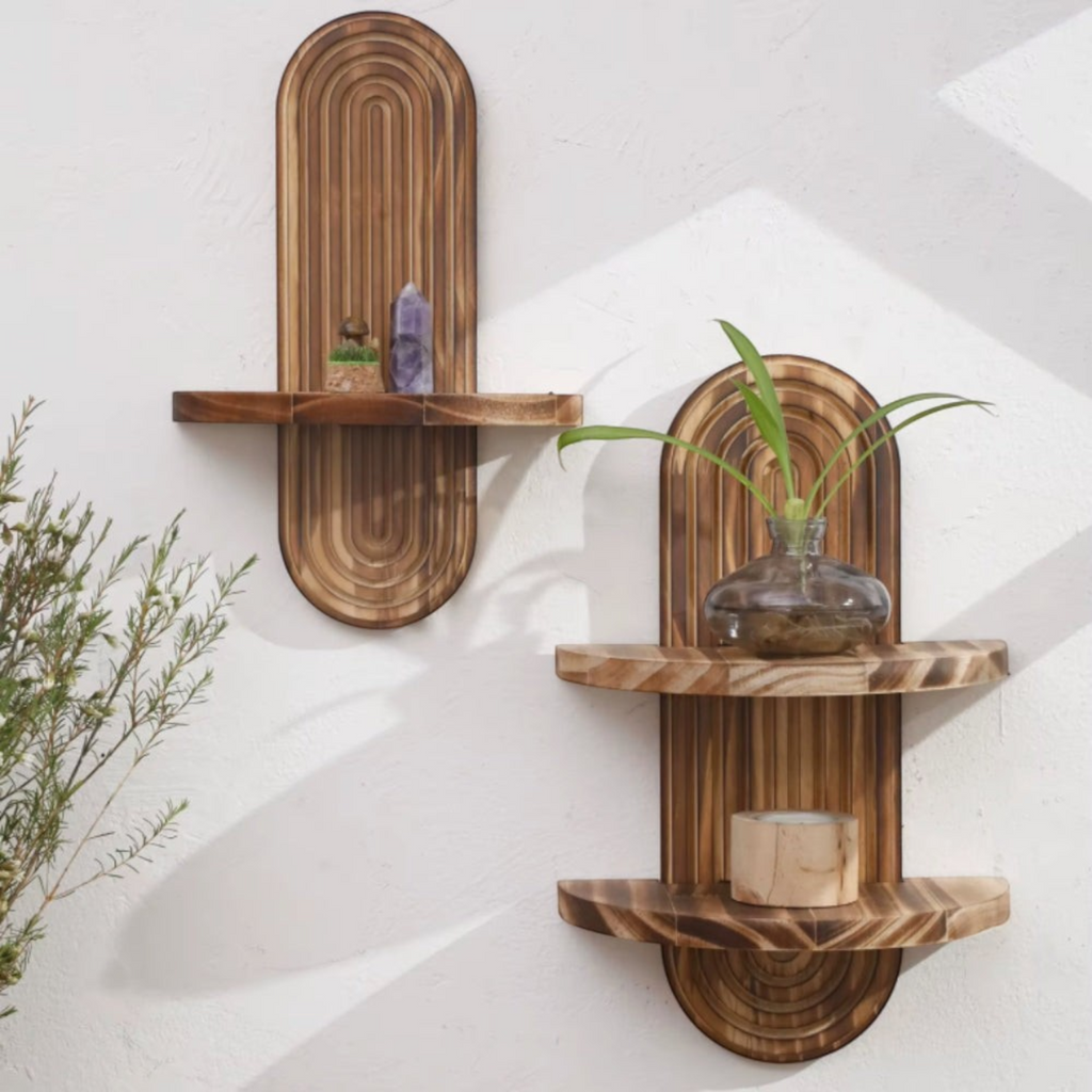 Deux étagères murales Royaume de L'Étagère en bois naturel avec un design ovale strié et des tablettes arrondies.