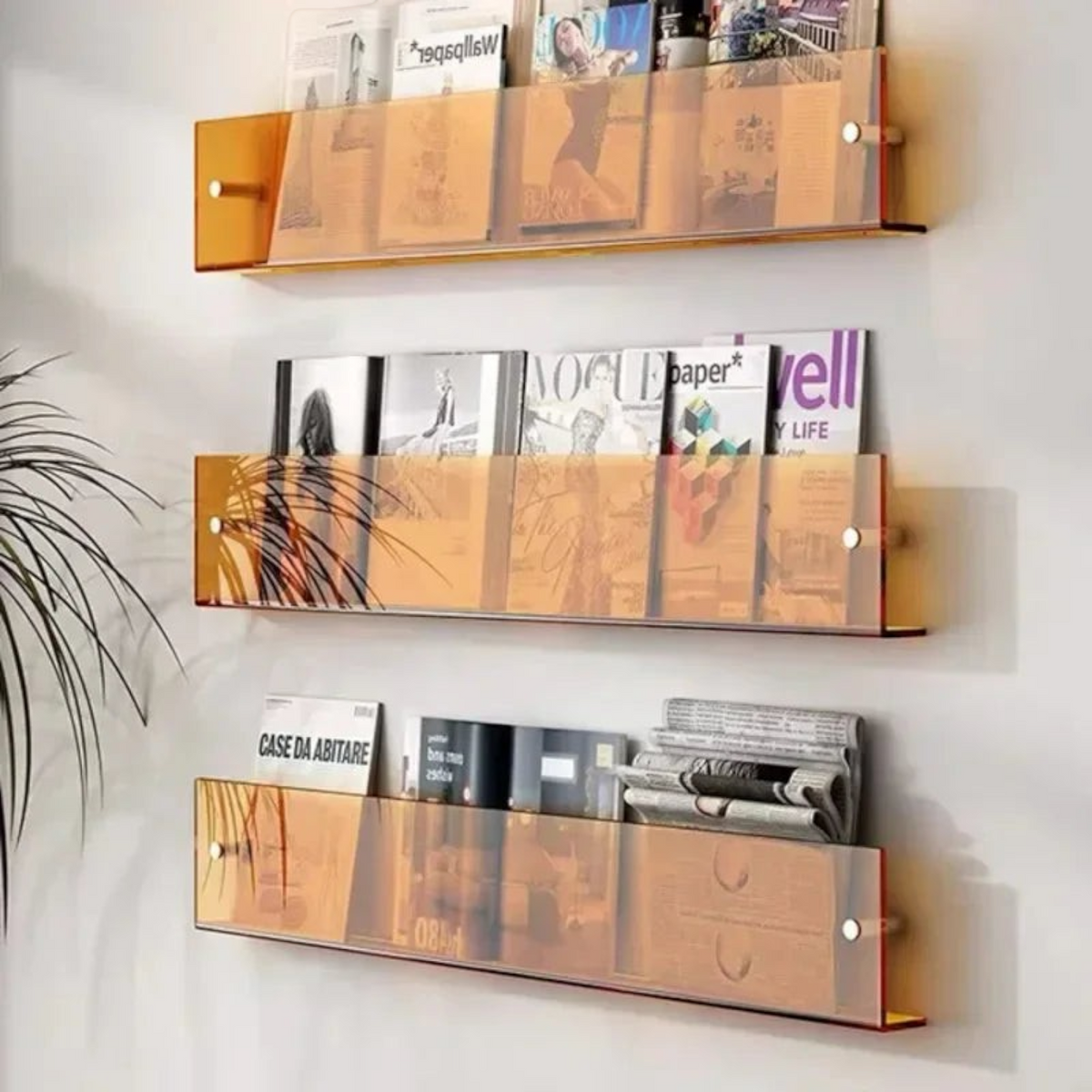 Trois étagères murales pour livres enfant en acrylique orange transparent de Royaume de L'Étagère fixées au mur