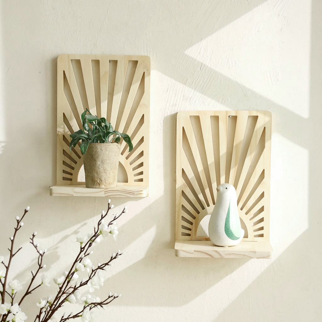 Deux étagères murales Royaume de L'Étagère en bois clair avec motif soleil ajouré, décorées d'une plante et d'un oiseau