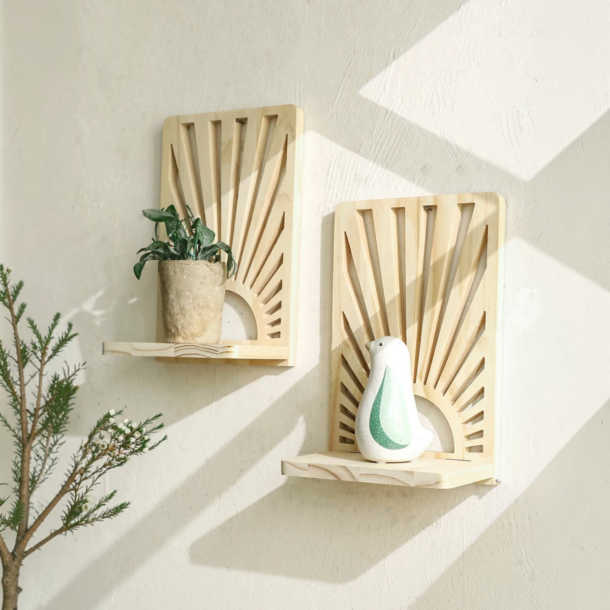 Deux étagères murales Royaume de L'Étagère en bois clair avec motif soleil ajouré et petite tablette décorative