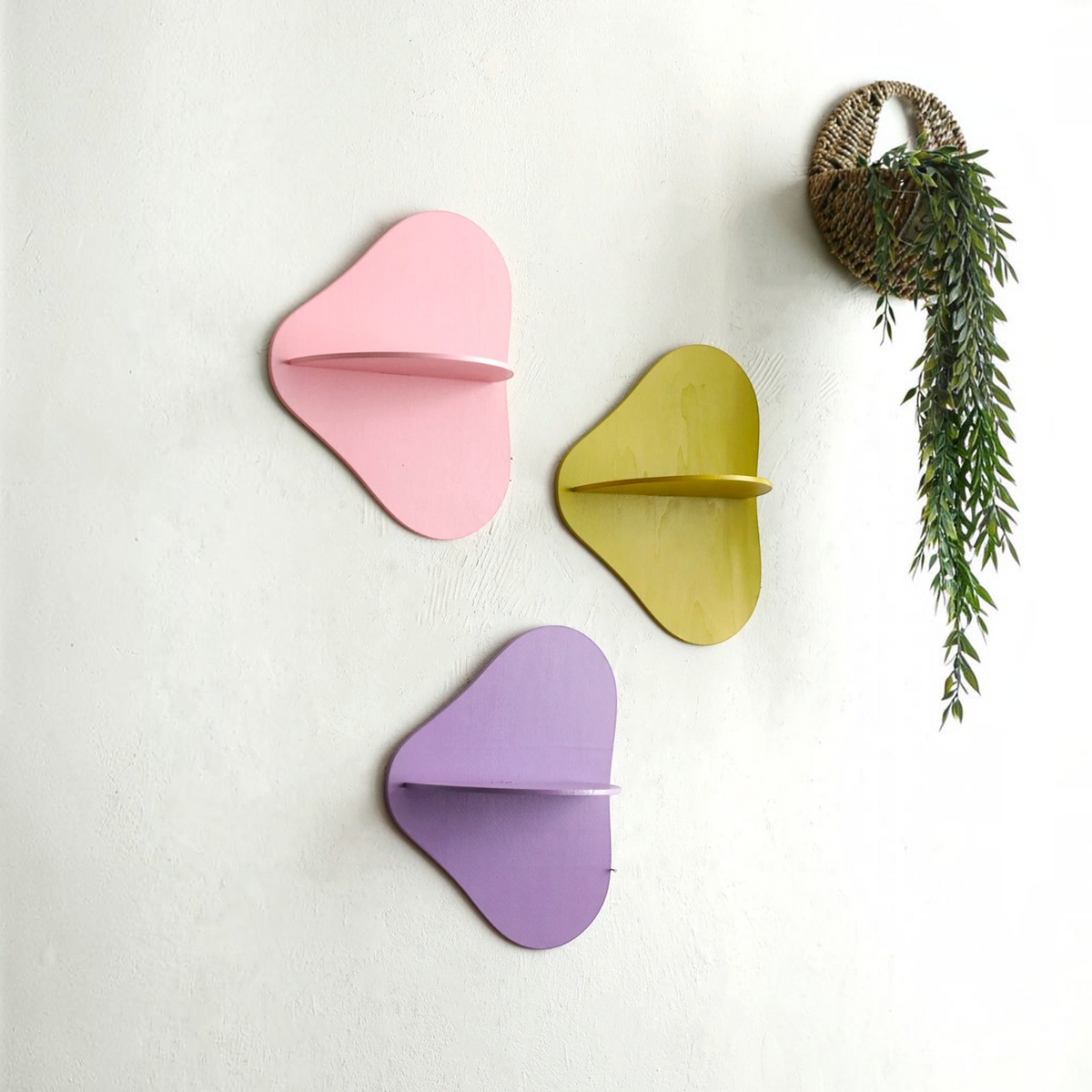 Lot de trois étagères murales en bois Royaume de L'Étagère aux formes organiques colorées rose, jaune et violet