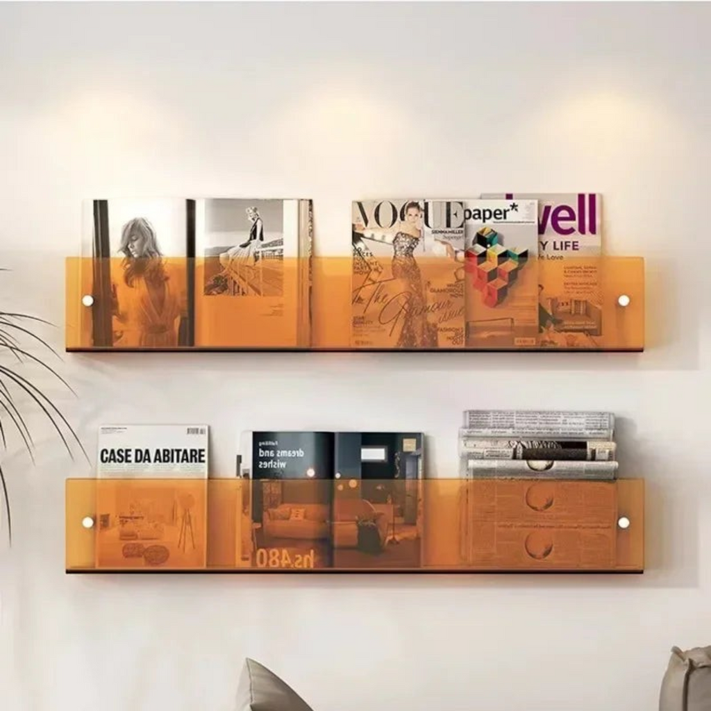 Deux étagères murales Royaume de L'Étagère en acrylique orange transparent pour exposer des livres et magazines
