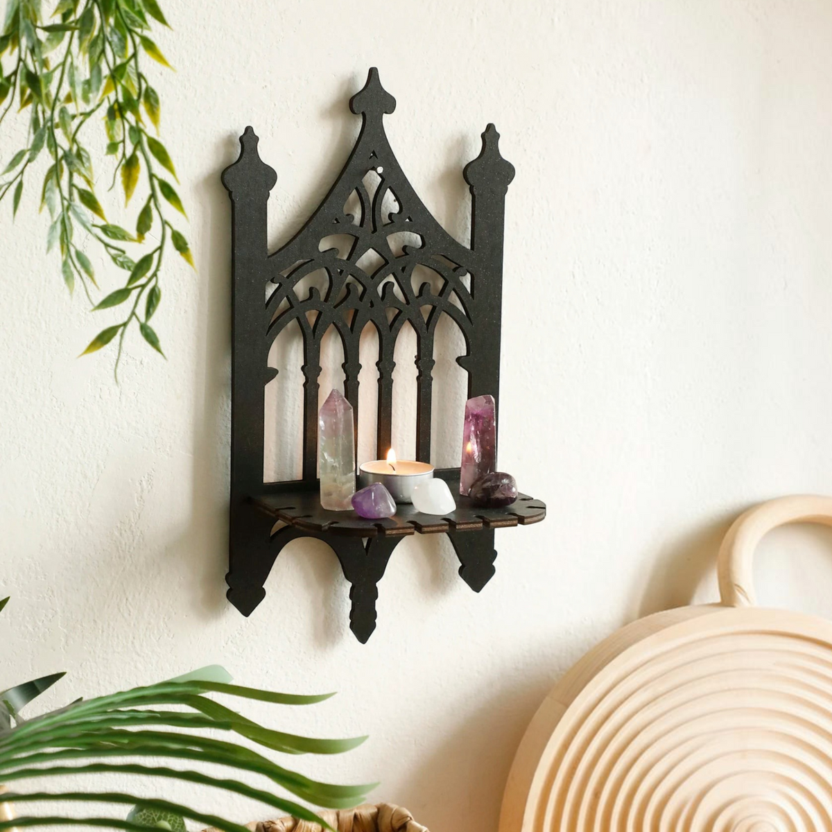 Étagère murale Royaume de L'Étagère Dayno en bois noir avec motif gothique décorée de cristaux et d'une bougie