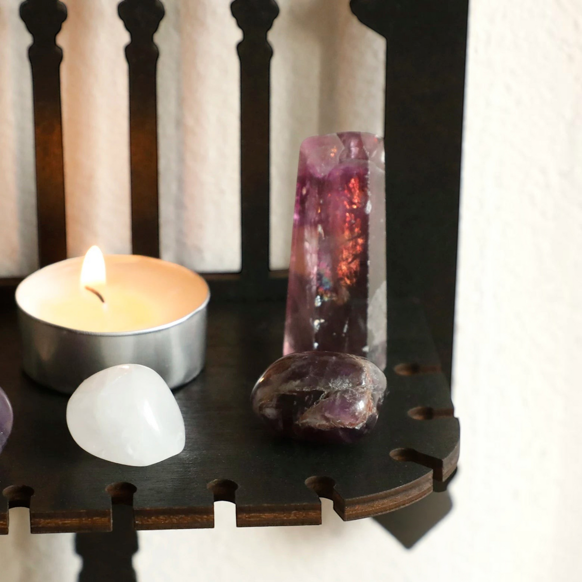 Étagère murale en bois noir Royaume de L'Étagère style gothique avec bougie et cristaux décoratifs