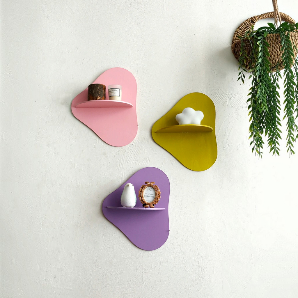 Lot de trois étagères murales Royaume de L'Étagère en bois aux formes organiques colorées rose, jaune et violet