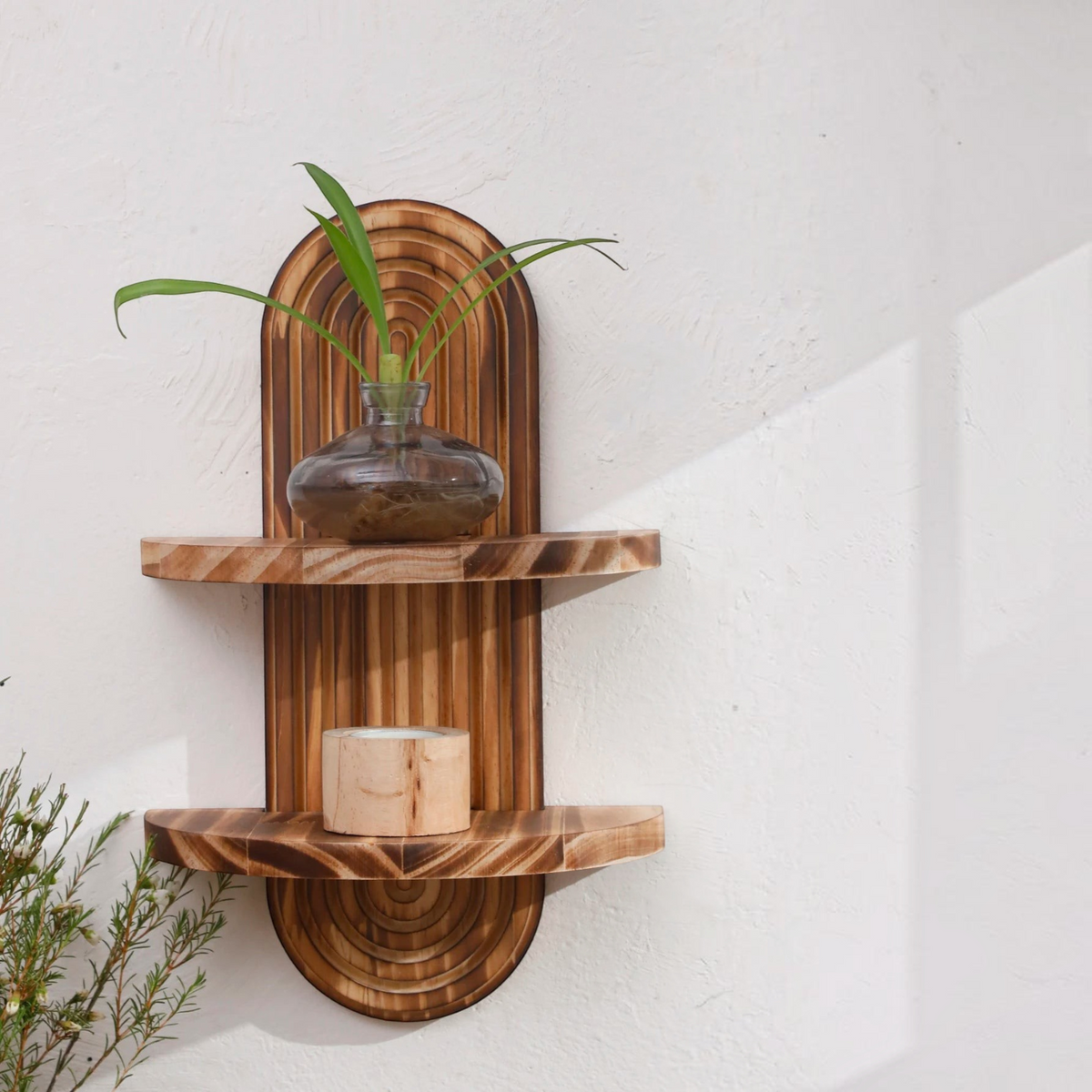 Étagère murale en bois Royaume de L'Étagère avec deux tablettes arrondies et un fond texturé décoratif