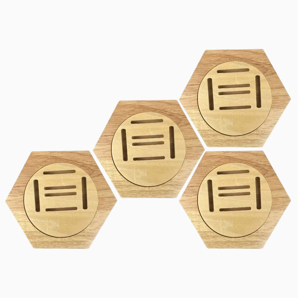 Lot de 4 supports muraux hexagonaux en bois de pin pour médailles, créant une composition géométrique