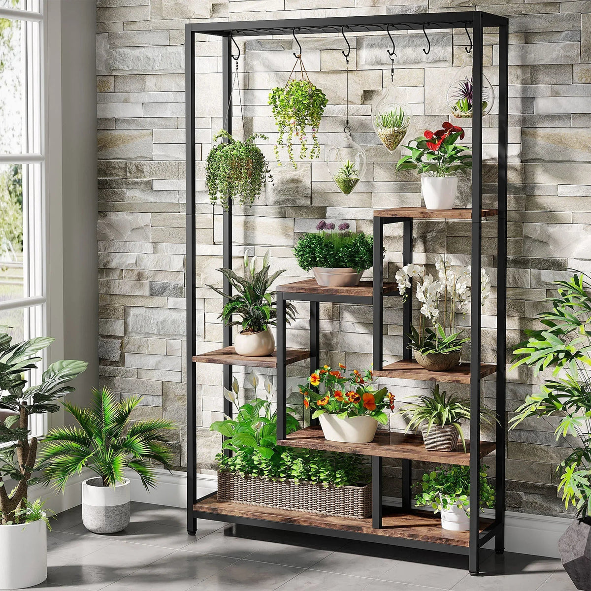 Étagère à plantes Floréa en bois et métal avec pots sur les tablettes et suspensions