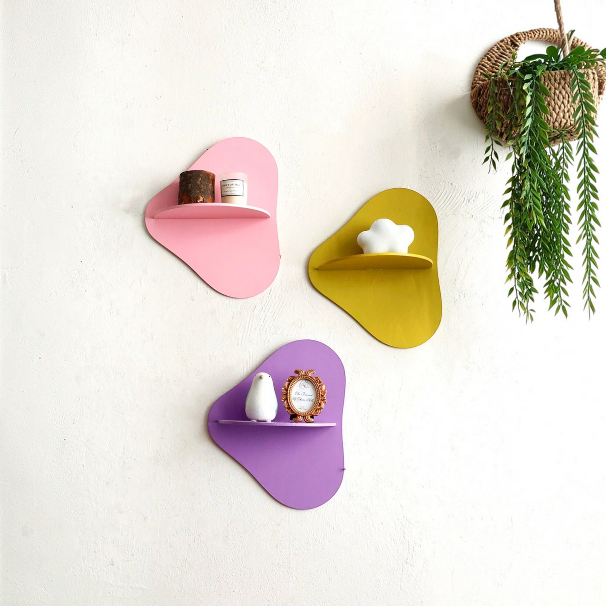 Lot de trois étagères murales Royaume de L'Étagère en bois aux formes organiques colorées rose, jaune et violet – vue 3