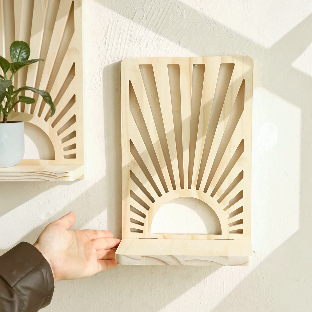 Étagère murale Royaume de L'Étagère en bois clair avec motif soleil ajouré et petite tablette décorative bohème