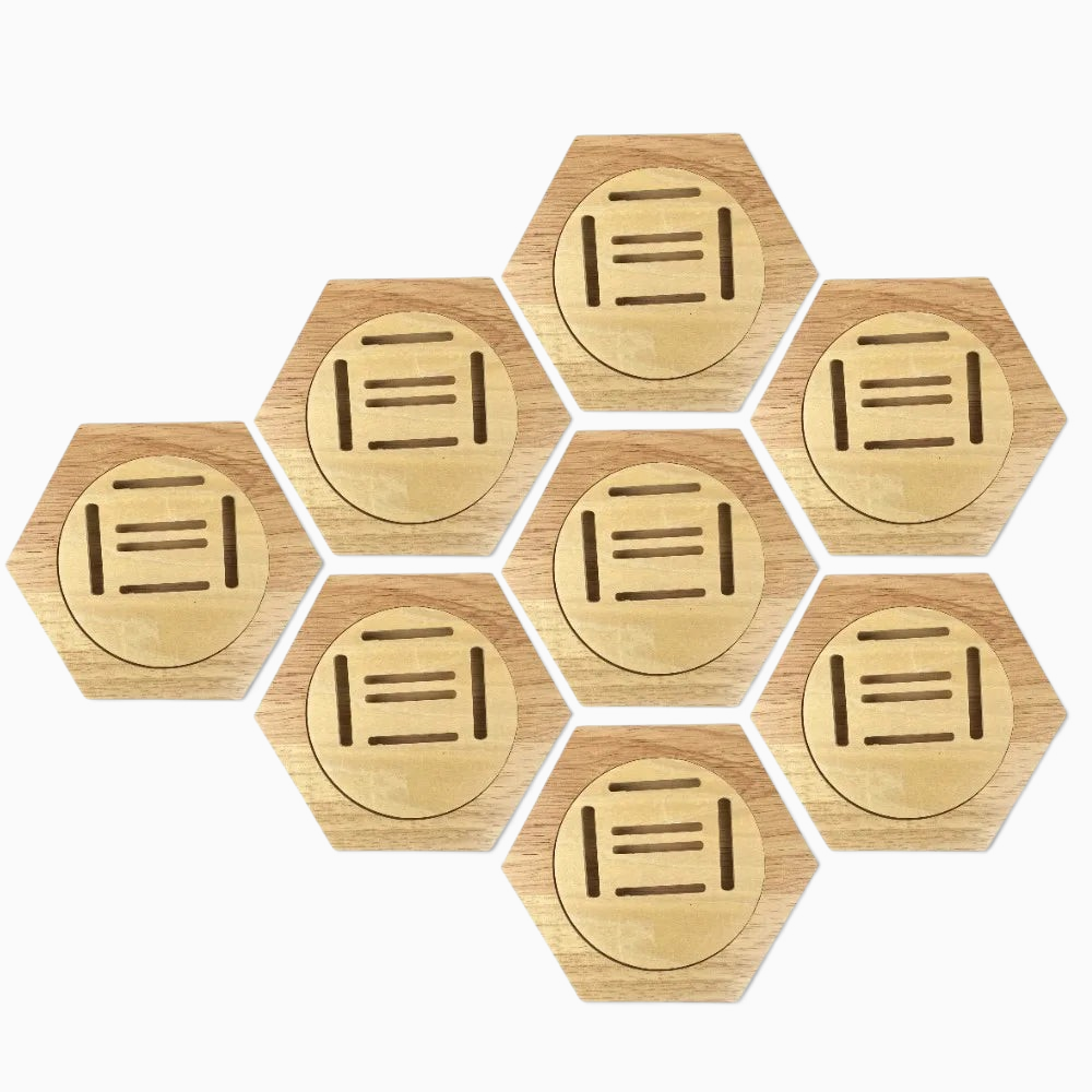 Lot de 8 supports muraux hexagonaux en bois de pin pour médailles, disposés en nid d'abeille par Royaume de L'Étagère