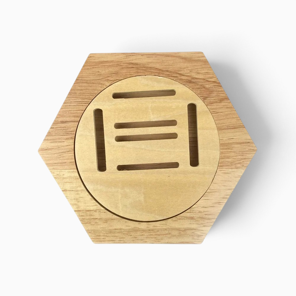 Support mural hexagonal en bois de pin pour médailles par Royaume de L'Étagère, design géométrique en nid d'abeille