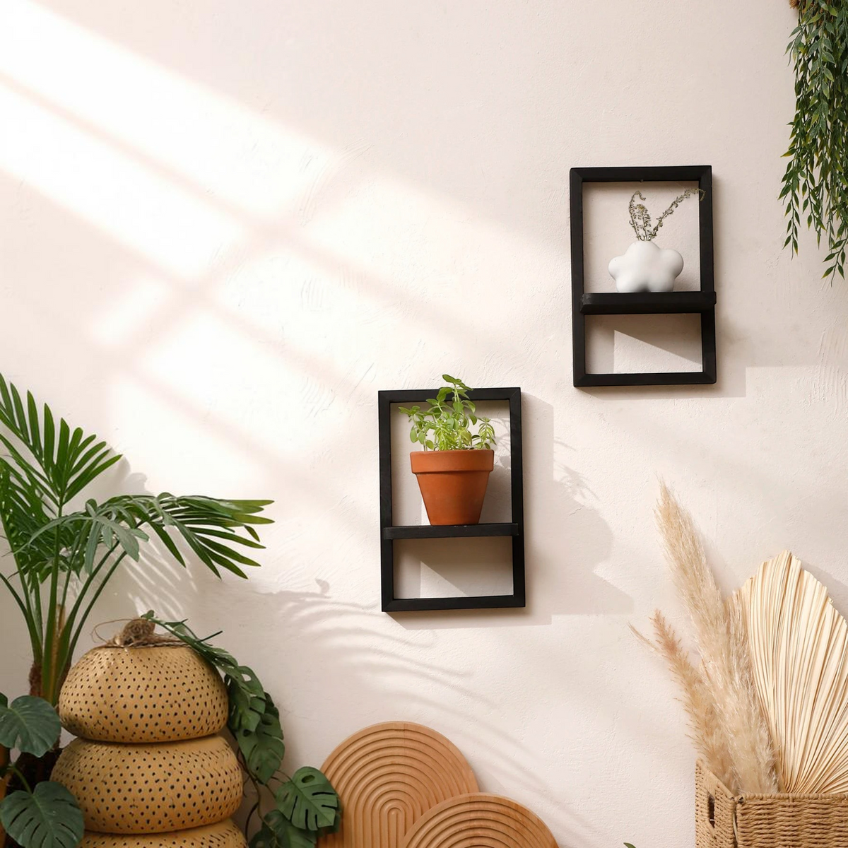 Deux étagères murales géométriques noires Royaume de L'Étagère en bois avec des plantes et objets décoratifs