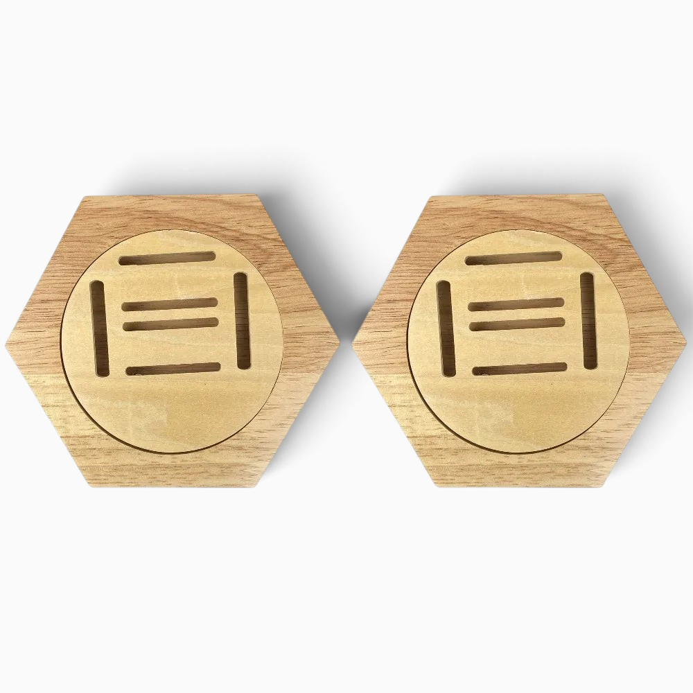 Lot de deux supports muraux hexagonaux en bois de pin pour médailles, style nid d'abeille par Royaume de L'Étagère