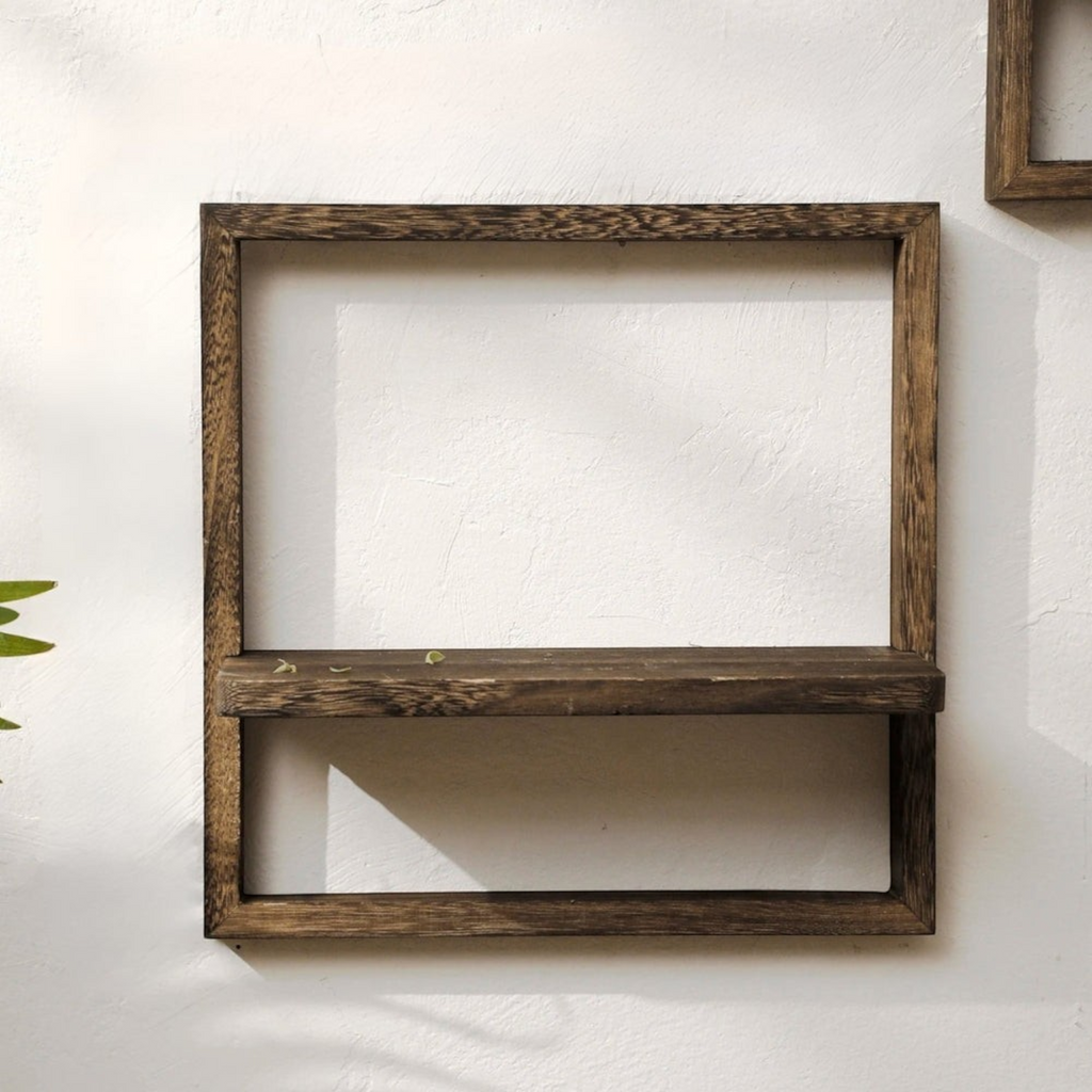 Étagère murale géométrique en bois foncé Royaume de L'Étagère fixée sur un mur blanc