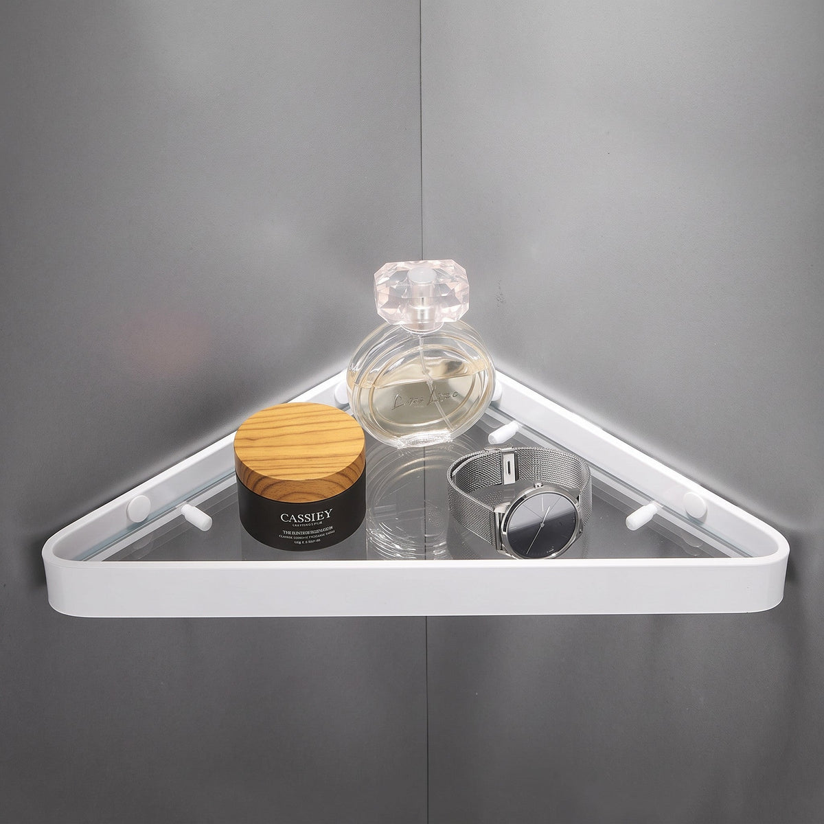 Étagère murale d'angle blanche Royaume de L'Étagère avec produits de beauté et montre sur fond gris