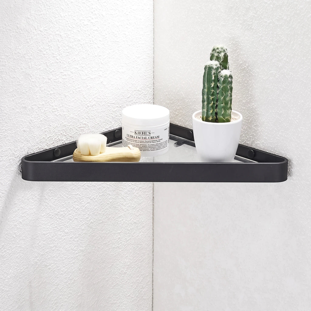 Étagère murale d'angle noire Royaume de L'Étagère avec produits de soin et cactus sur un mur blanc texturé