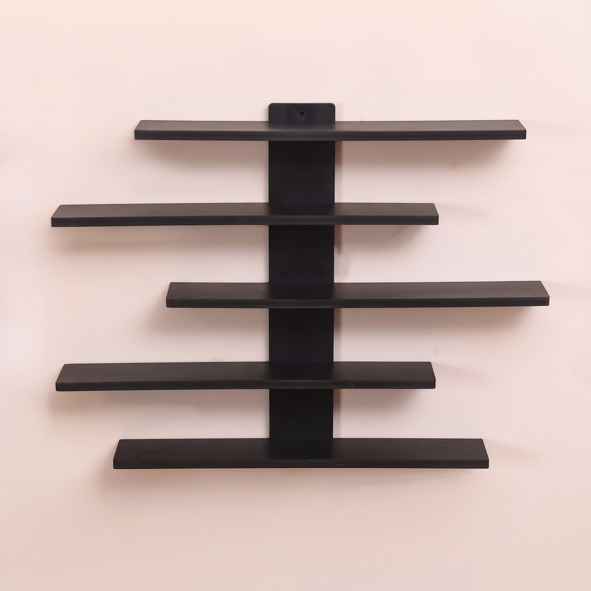 Étagère murale design Skymur noire par Royaume de L'Étagère avec cinq niveaux de rangement asymétriques
