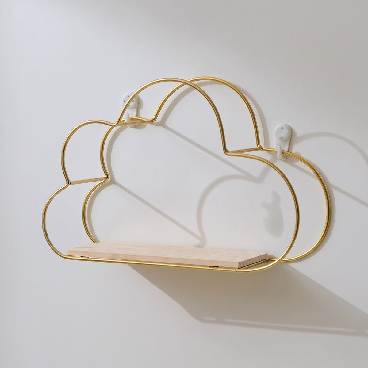 Étagère murale Royaume de L'Étagère Malita en forme de nuage avec structure dorée et tablette en bois clair – vue 10