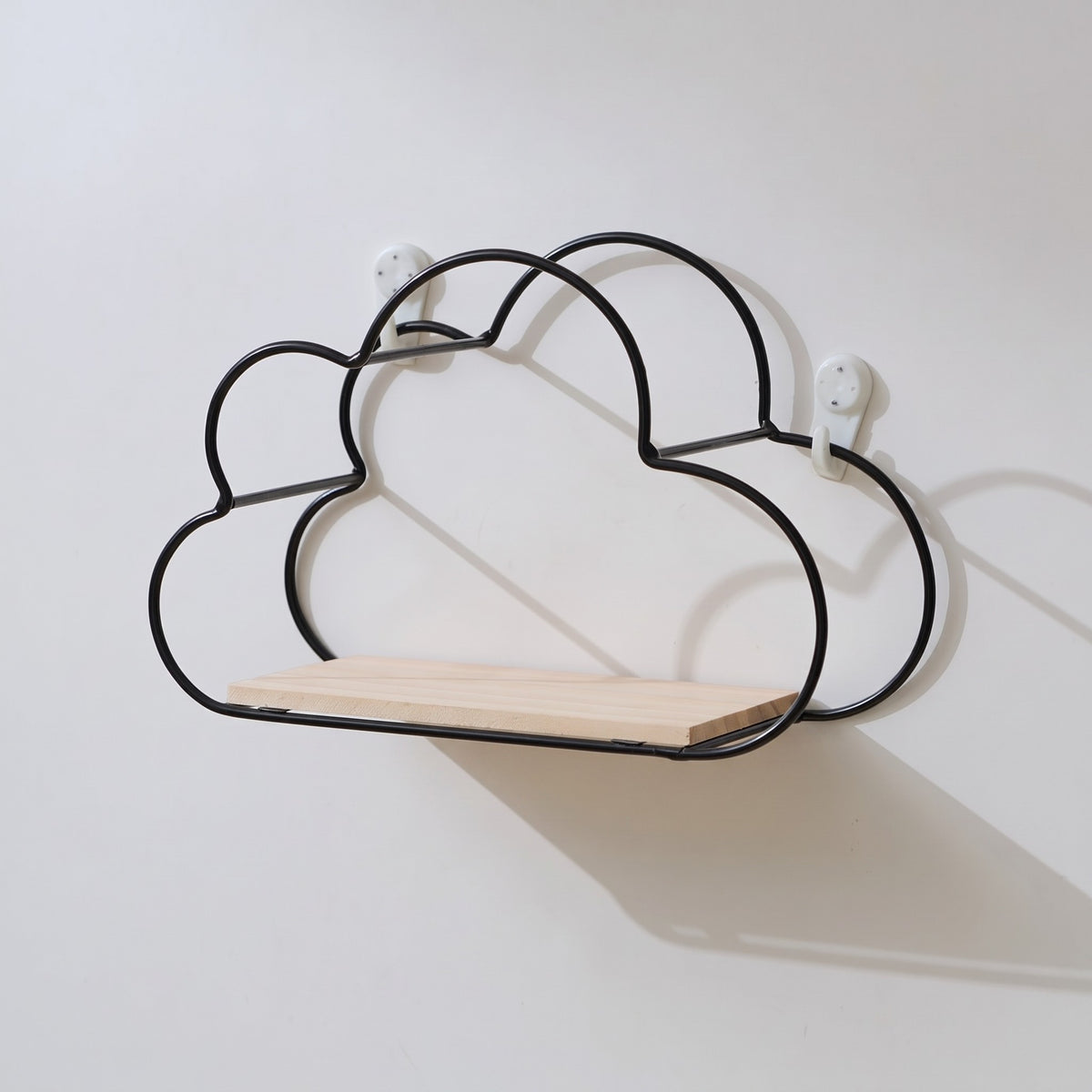 Étagère murale Royaume de L'Étagère Malita en forme de nuage avec structure en métal noir et tablette en bois clair