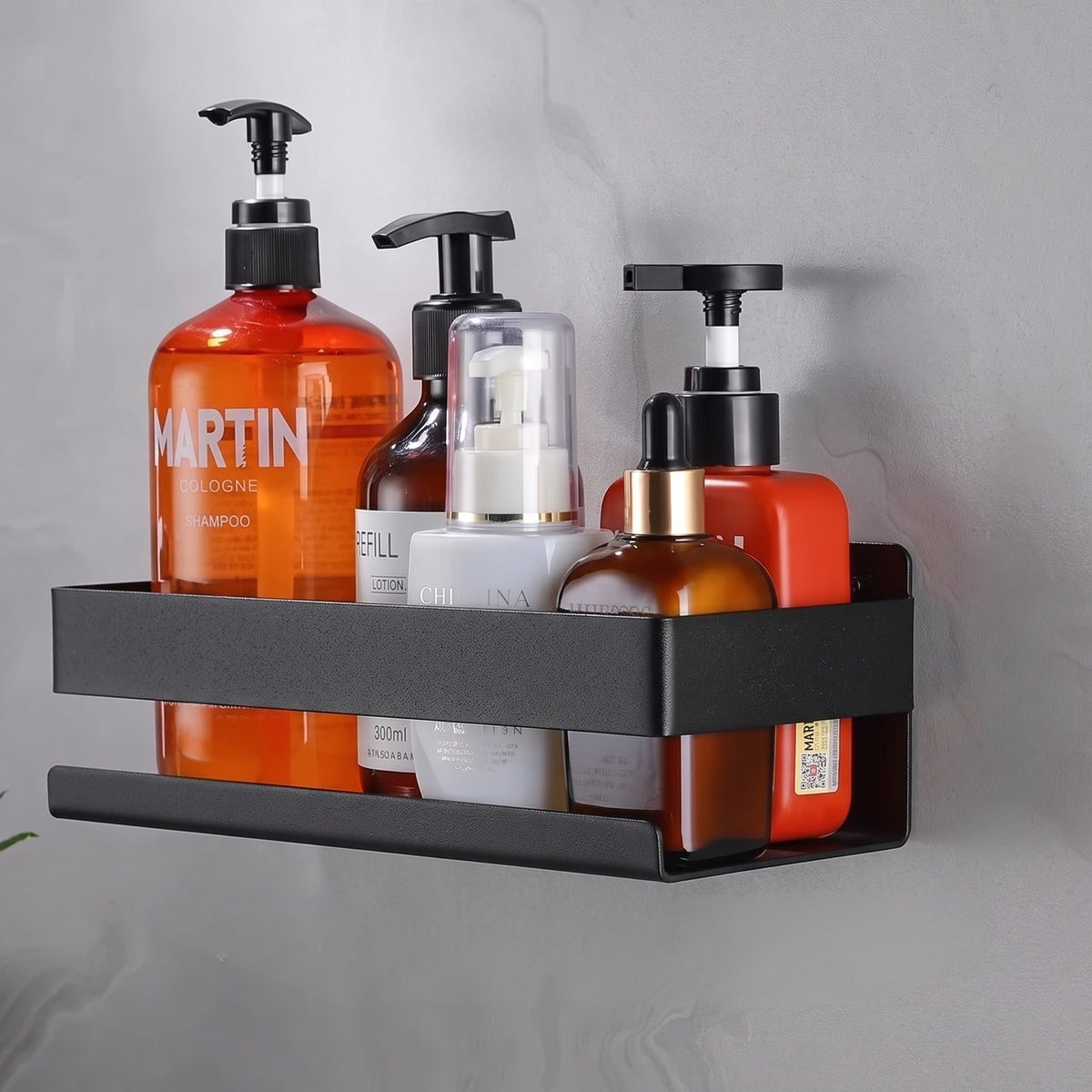 Petite étagère murale noire Royaume de L'Étagère pour salle de bain, idéale pour organiser les flacons de cosmétiques.